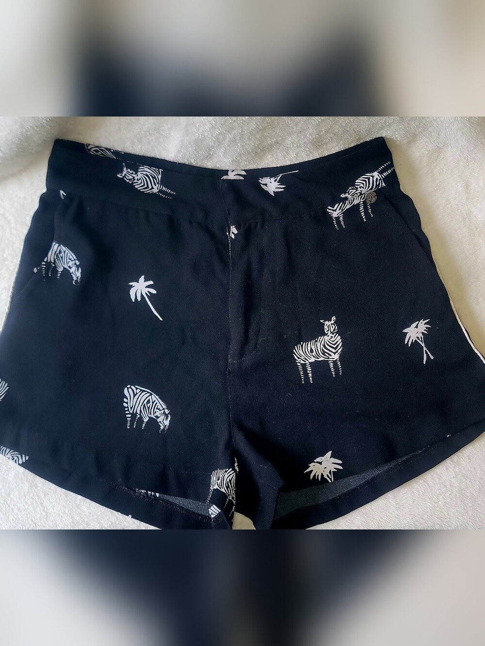 Volcom What You Need Shorts Womens Size XS Black Zebra Print Palm Trees - Picture 3 of 9